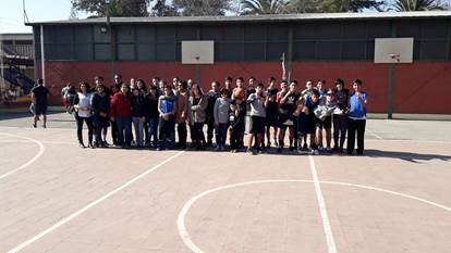 La imagen puede contener: una o varias personas, personas de pie y exterior