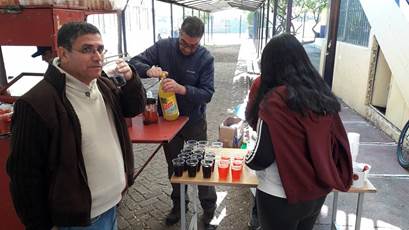 La imagen puede contener: 1 persona, de pie, sentado y exterior