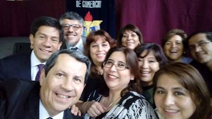 La imagen puede contener: 10 personas, incluido Claudio Poveda, personas sonriendo, interior