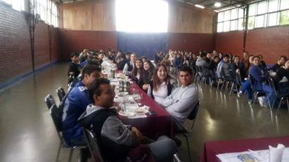 La imagen puede contener: 4 personas, personas sonriendo, personas sentadas e interior