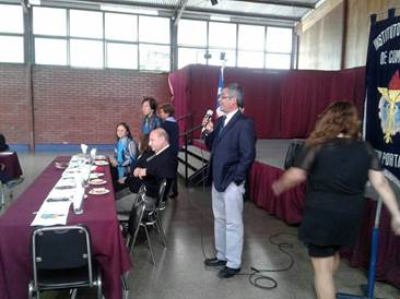 La imagen puede contener: 4 personas, personas de pie e interior