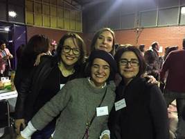 La imagen puede contener: 4 personas, personas sonriendo, interior