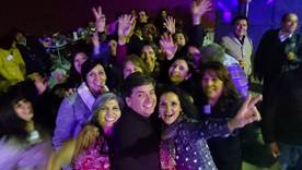 La imagen puede contener: 10 personas, incluido Ernesto Tellez, personas sonriendo, personas de pie